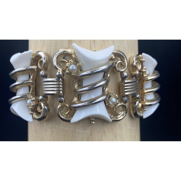 Unbranded Jewelry - Vintage Gold Tone Link Bracelet White Opaque Plastic Faux Pearl Accent 1950-60s